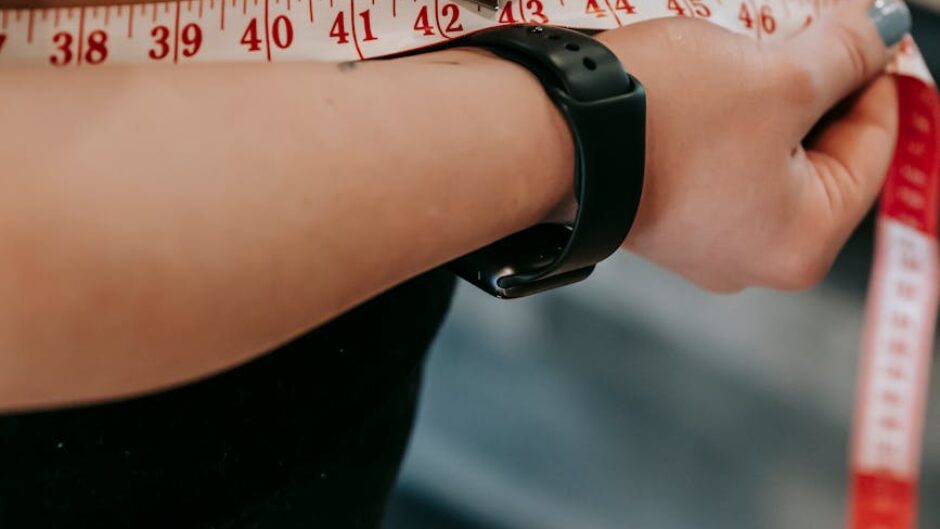 woman measuring her belly