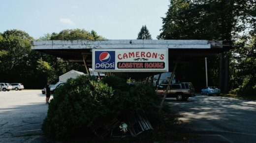 building with cameron s lobster house signage